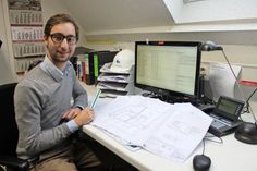 Der angehende Bauingenieur Henning Schönrock in seinem Büro.