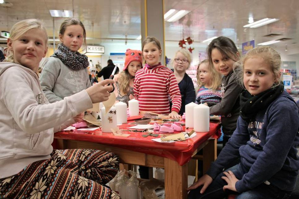 Die Mädchen hatten großen Spaß beim Verzieren ihrer Weihnachtskerzen.
