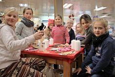 Die Mädchen hatten großen Spaß beim Verzieren ihrer Weihnachtskerzen.