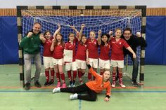 Grömitz/Dänischenhagen. Nach dem Gewinn der Kreismeisterschaft im November letzten Jahres errang die Fußball-Mädchenmannschaft der Grundschule Grömitz bei den Bezirksmeisterschaften in Dänischenhagen den nächsten Erfolg. Gegen die Kreissieger aus Plön, Kiel und Rendsburg-Eckernförde gewann man nach drei Siegen den Titel des Bezirksmeisters. Gleichzeitig qualifizierte man sich mit dieser Leistung für das Landesfinale im März. Für die Grundschule spielten: Lena Oldenburg, Sophia Koops, Ronja Poggensee, Lilianne Hardt, Leni Krüger, Emily Tran, Lynn Voss und Anna-Lisa Haselbach, Betreuer waren Jens Voss und Lars Gallowsky. (red)
