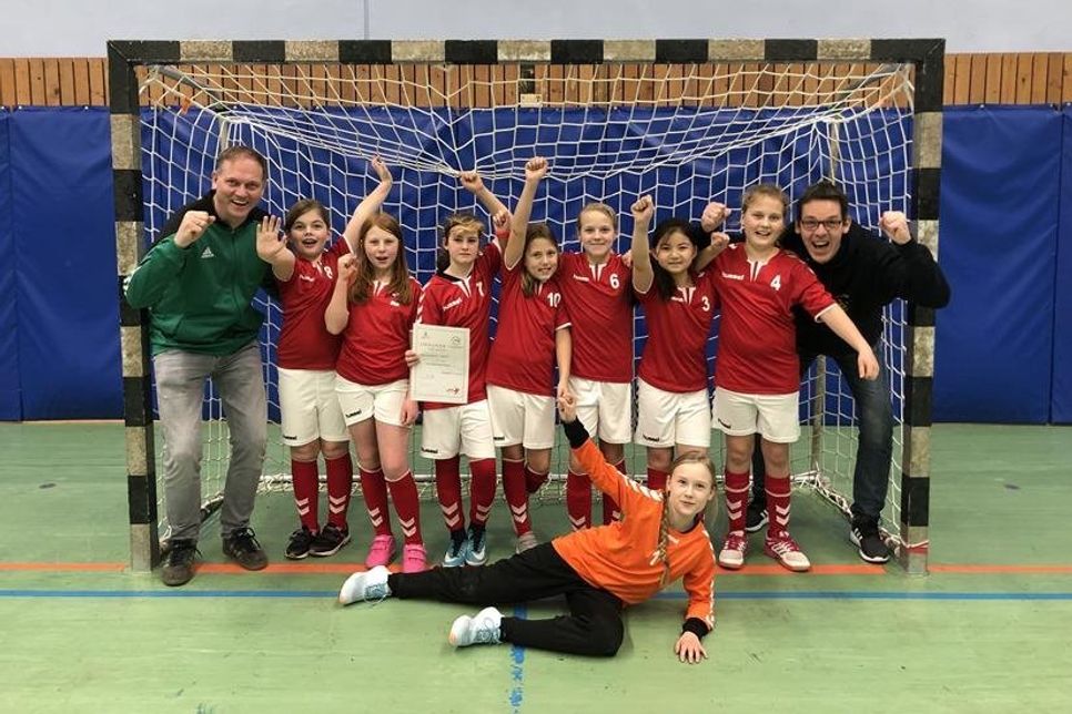 Grömitz/Dänischenhagen. Nach dem Gewinn der Kreismeisterschaft im November letzten Jahres errang die Fußball-Mädchenmannschaft der Grundschule Grömitz bei den Bezirksmeisterschaften in Dänischenhagen den nächsten Erfolg. Gegen die Kreissieger aus Plön, Kiel und Rendsburg-Eckernförde gewann man nach drei Siegen den Titel des Bezirksmeisters. Gleichzeitig qualifizierte man sich mit dieser Leistung für das Landesfinale im März. Für die Grundschule spielten: Lena Oldenburg, Sophia Koops, Ronja Poggensee, Lilianne Hardt, Leni Krüger, Emily Tran, Lynn Voss und Anna-Lisa Haselbach, Betreuer waren Jens Voss und Lars Gallowsky. (red)