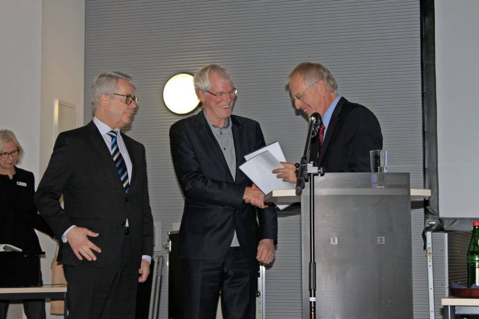 Uwe Muchow vom Balticum Verlag (der reporter) bei der Verleihung der Auszeichnung.