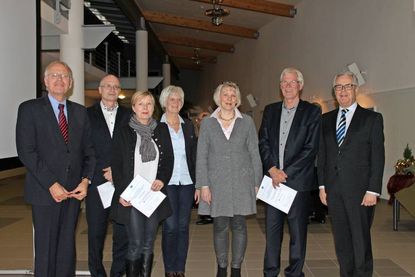 Landrat Reinhard Sager (lks.) und Kreispräsident Ulrich Rüder (re.) als Schirmherr mit den Ausgezeichneten.