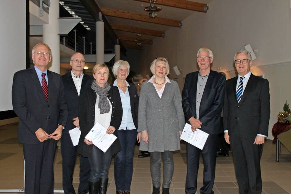 Landrat Reinhard Sager (lks.) und Kreispräsident Ulrich Rüder (re.) als Schirmherr mit den Ausgezeichneten.