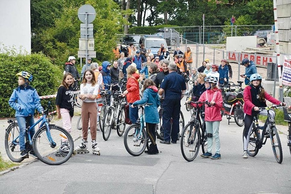 Rund 50 Radfahrer haben an der Fahrrad-Demo teilgenommen und forderten die schnellstmögliche Einrichtung der Fahrradstraßen und sichere Schulwege.