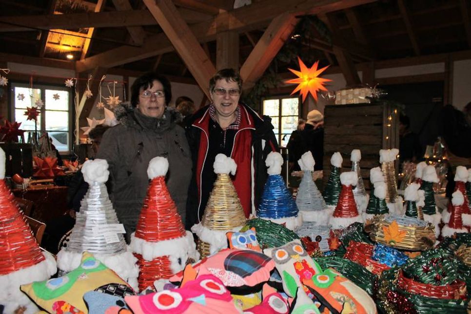 Viele Verkaufsstände lockten zum Weihnachts-Shopping.