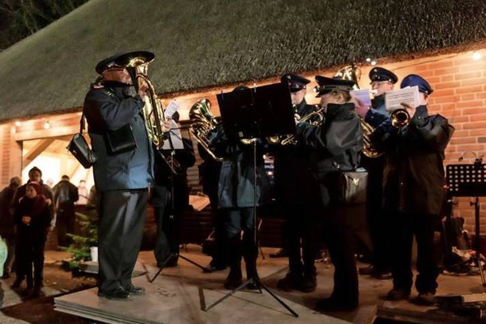 Weihnachtliche Blasmusik sorgte für festliche Stimmung. Foto: Maren Weilandt.