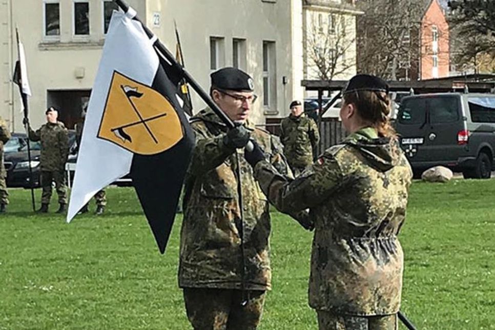 Oberstleutnant Tobias Aust (li.) übergibt den Wimpel Oberleutnant Jasmin Preuße – sie hat damit das Kommando.