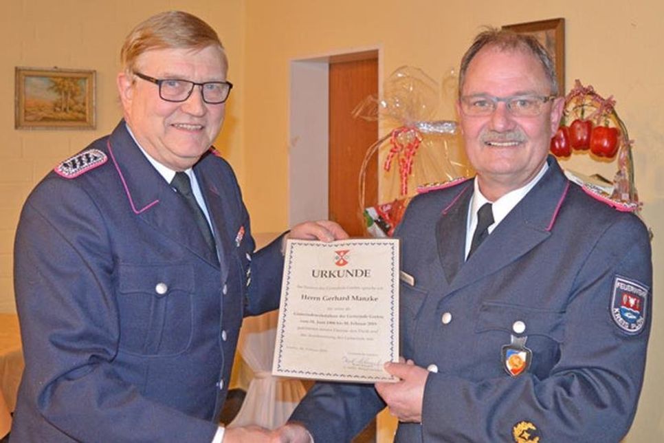 (V. l.) Karl Schuch würdigte das Engagement des scheidenden Gemeindewehrführers Gerhard Manzke.
