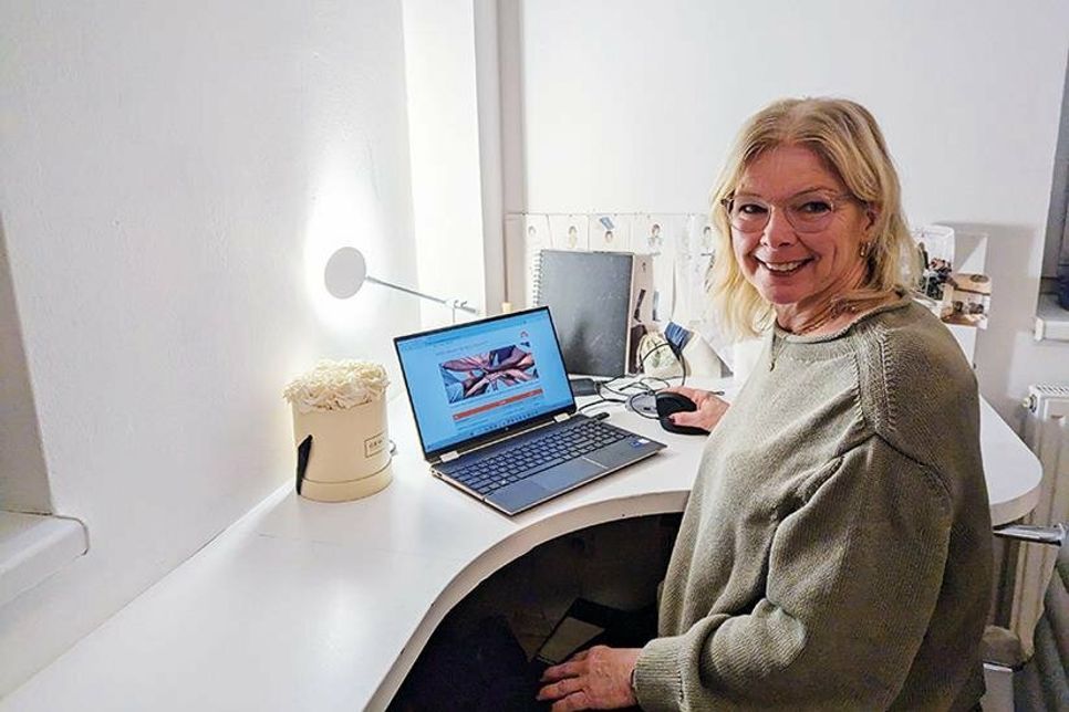 VHS-Leiterin Jutta Holweg beim Erstellen des Kursprogramms. „Das Angebot wird ständig erweitert“, sagt sie.