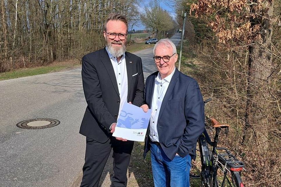 Minister Claus Ruhe Madsen (lks.) übergab den Förderbescheid über fast 500.000 Euro an den Süseler Bürgermeister Adrianus Boonekamp. (Foto: Graap)