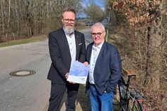 Minister Claus Ruhe Madsen (lks.) übergab den Förderbescheid über fast 500.000 Euro an den Süseler Bürgermeister Adrianus Boonekamp. (Foto: Graap)