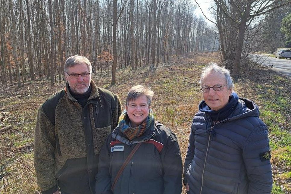 Die Anwohner Hubertus Boßmann (lks.) und Erik Schwill-Engelhardt sowie Försterin Annette Wruck von den Landesforsten stellten die benötigten Flächen für den Radweg zur Verfügung. (Foto: Graap)