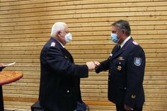 Der stellvertretende Landesvorsitzende Gerd Riemann zeichnete Kreiswehrführer Thorsten Plath (re.) mit dem Deutschen Feuerwehr-Ehrenkreuz in Gold aus.