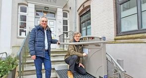 Bürgermeister Tim Brockmann (links) und Heimatvereinschef Axel Langfeldt präsentieren den neuen Außenlift am Eingang des Heimatmuseums.