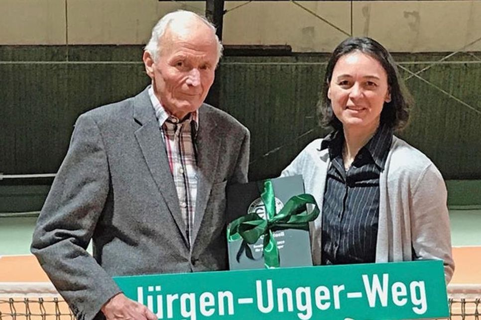 Als Anerkennung für sein jahrelanges Engagement überreicht Sportwartin Lydia Kahmke Jürgen Unger ein Straßenschild, das ihm zu Ehren in der Außenanlage angebracht wird.