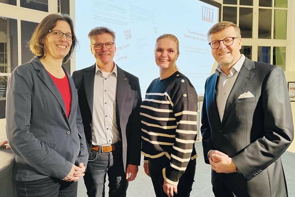 Bente Grimm vom Institut NIT (von links), Tourismuschef Joachim Nitz, Bürgervorsteherin Anja Evers und Bürgermeister Sven Partheil-Böhnke präsentierten die Umfrageergebnisse in Timmendorfer Strand.