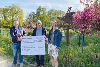 Michael Strümpell und Kirsten Bruns (BBNP) bei der obligatorischen Scheckübergabe an Vogelpark-Betreiber Klaus Langfeldt (Mitte).