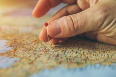 Bei der Reiseplanung gibt es derzeit sehr viel mehr als sonst zu beachten. Reisebüros stehen mit Rat und Tat zur Seite.