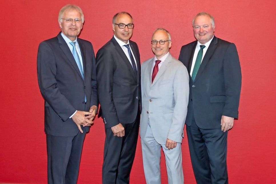 Die beiden Landräte Dr. Henning Görtz (re.) und Reinhard Sager (lks.) stellen Thomas Piehl (Mitte lks.) als Nachfolger von Dr. Martin Lüdiger (Mitte re.) vor.
