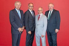 Die beiden Landräte Dr. Henning Görtz (re.) und Reinhard Sager (lks.) stellen Thomas Piehl (Mitte lks.) als Nachfolger von Dr. Martin Lüdiger (Mitte re.) vor.