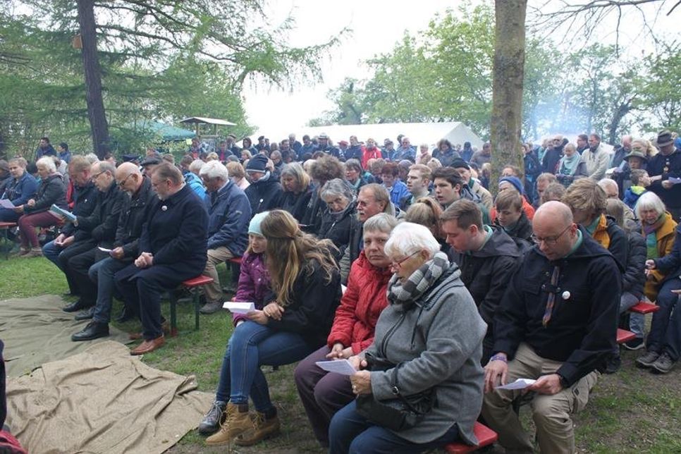 Rund 400 Besucher lauschten der Andacht und den Grußworten.