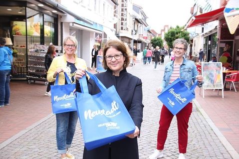 Mitglieder des Arbeitskreises Neustadtcard, Karina Kloth, Andrea Brunhöber und Kirsten Köhn (v. lks.), stellen die blaue Tasche vor.