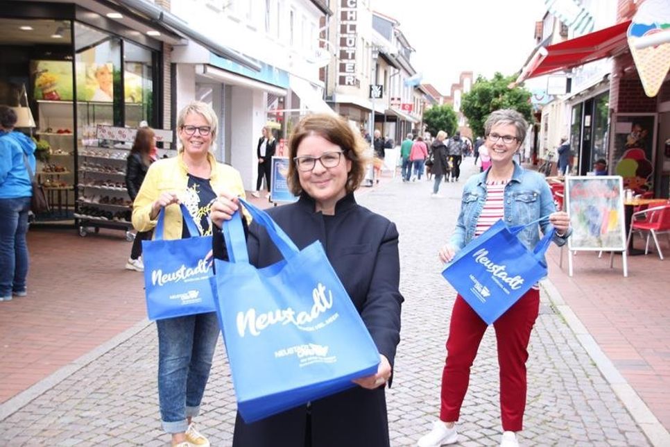 Mitglieder des Arbeitskreises Neustadtcard, Karina Kloth, Andrea Brunhöber und Kirsten Köhn (v. lks.), stellen die blaue Tasche vor.