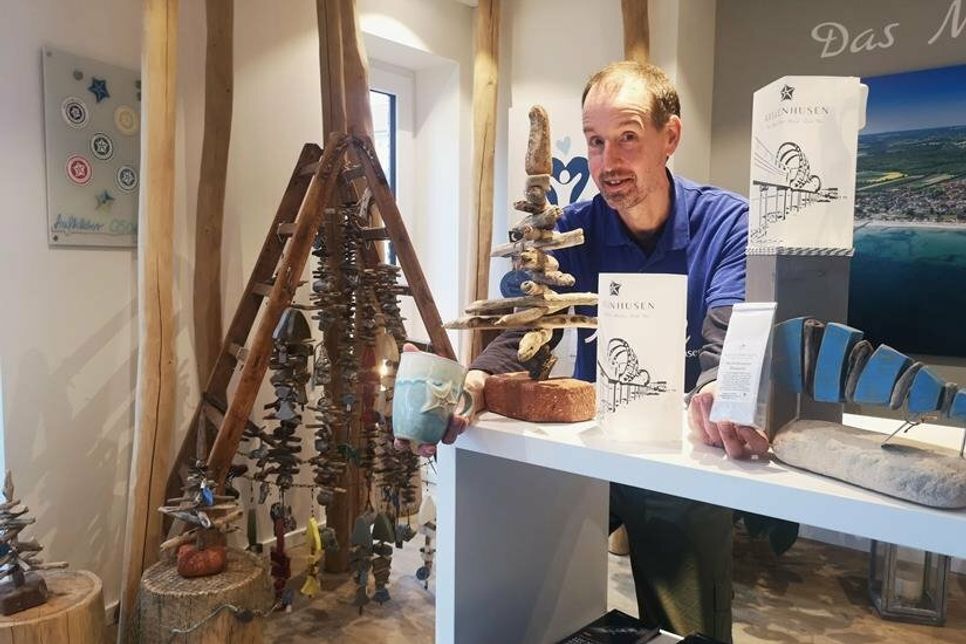 Mittendrin im neuen Sortiment: Oliver Piernicki freut sich über die neuen Artikel in der Tourist-Info Kellenhusen.