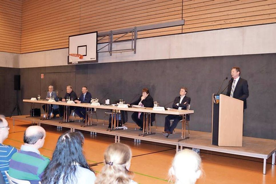 Jochen von Allwörden, geschäftsführendes Vorstandmitglied des Städteverbandes, (v.r.) führte durch den Abend, bei dem sich die Bürgermeisterkandidaten Dr. Uwe Brinkmann , Ellen Brümmer, Jochen Dannenberg, Michael Neese und Gerd Radisch vorstellten.