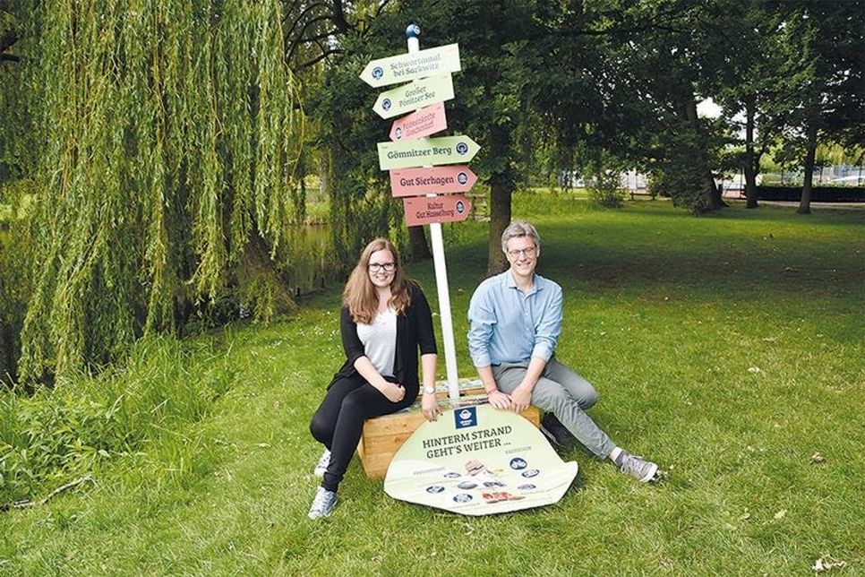 Anne Heuermann, Projektmanagerin Tourismus-Agentur Lübecker Bucht, und  TALB-Vorstand André Rosinski präsentieren die neue Binnenland-Kampagne.