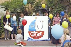 Mit Hilfe der Kindergartenkinder und Oskar, der Möwe, die die Kinder bei der Auswahl des neuen Namens unterstützt hatte, wurde am vergangenen Samstag im Rahmen des Sommerfestes der neue Name der Kita „KIKO“ enthüllt: Ab dem 1. August – mit Beginn des neuen Kita-Jahres - trägt die Kita im Waldweg 2 in Haffkrug den Namen Ostseekinder.  (Foto: VA)