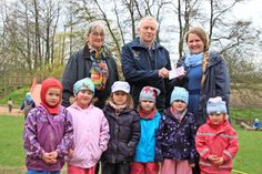 Jana Tebelmann (re.) war freudig überrascht, als sie erfuhr, dass Bettina und Bernd Sellin Geld für den Kindergarten sammelten.