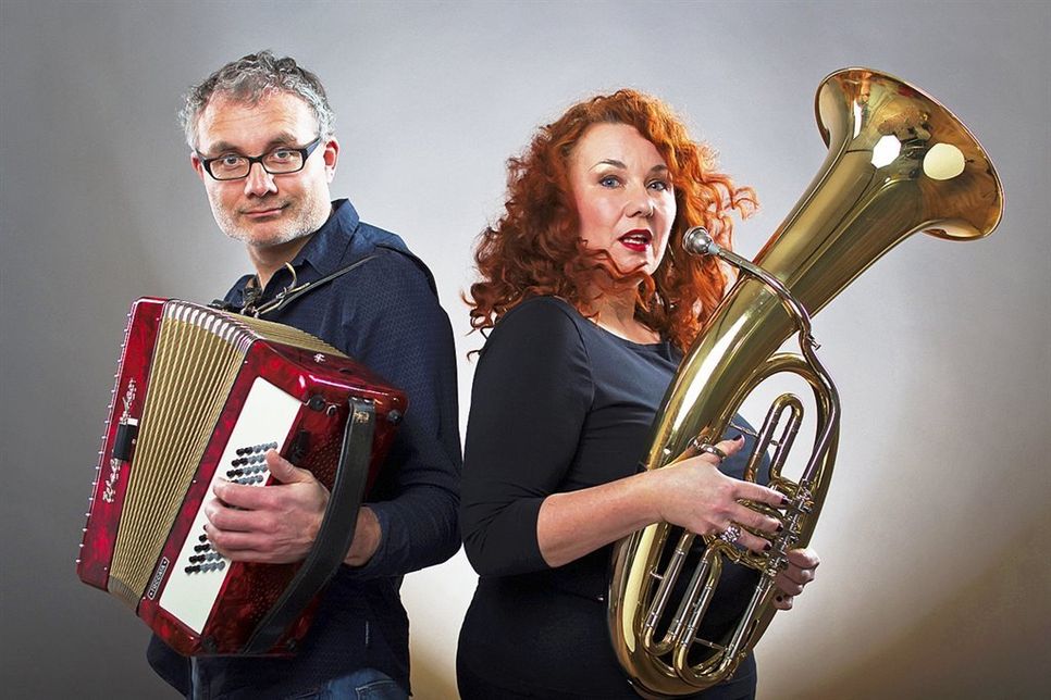 „Frau Sonntag und ihr ständiger Begleiter“ führen mit kannten Melodien und parodierenden Texten in die verschiedensten Lebenslagen eines Ehepaars ein.