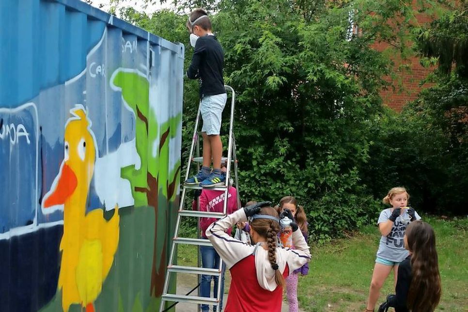 Der blaue Lagercontainer wurde zum neuen Glanz gesprüht.