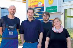 Inhaber Thomas Almreiter (Mi.) mit Ehefrau Petra (Büro) und den Kfz-Mechanikern Frank Wolf (lks.) und Nico Schmidt.