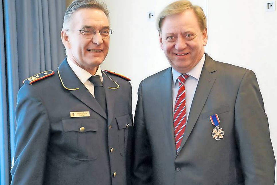 Mit dem Feuerwehr-Ehrenkreuz in Silber erhielt der Abgeordnete