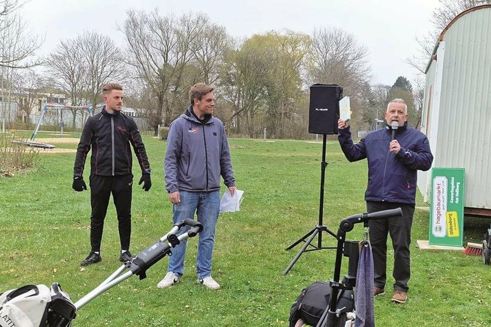 Eröffnung Discgolfturnier: Bürgermeister Jörg Saba und Turnierdirektor Silas Grümmert.