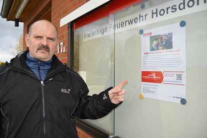Sven Asmußen, langjähriger Ortswehrführer in Horsdorf, bittet darum, die Deutsche Knochenmarkspendendatei zu unterstützen. Sein Bruder Lars (s. Familienfotos auf dem Plakat) ist an akuter Leukämie erkrankt.