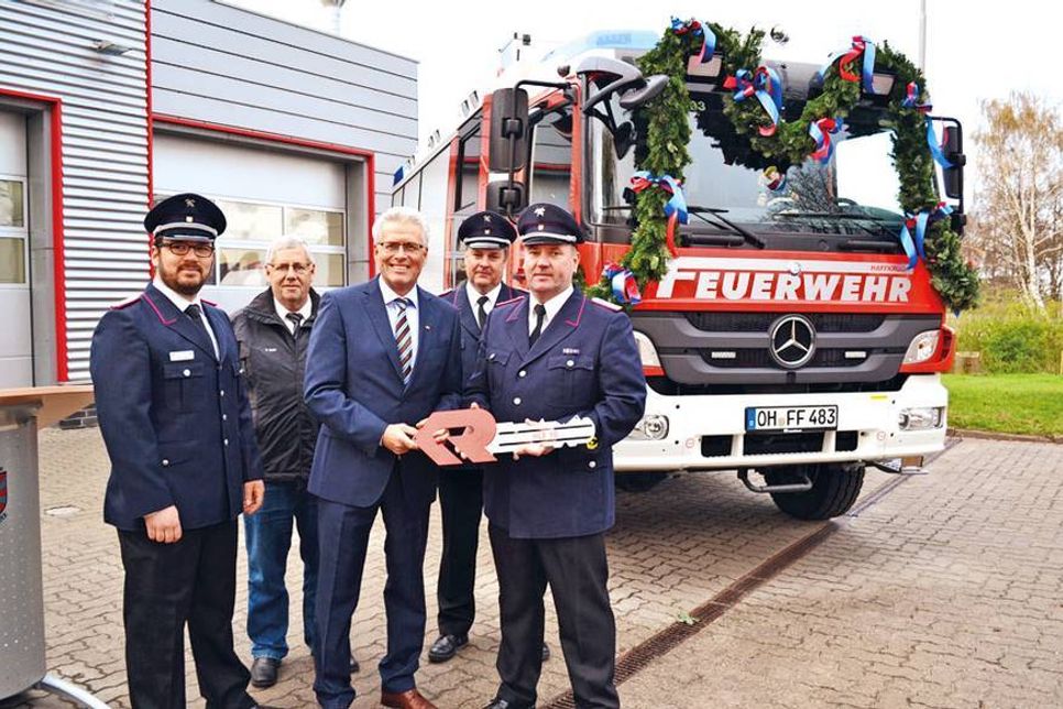 Offizielle Fahrzeugübergabe durch Bürgermeister Volker Owerien (Mitte) an Wehrführer Carsten Staack (rechts) in Haffkrug. Mit dabei: Gemeindewehrführer Patrick Bönig (li.), Dietmar Zgaga (Rosenbauer) und Kreiswehrführer Thorsten Plath (2.v.re.). (Foto: René Kleinschmidt)