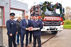 Offizielle Fahrzeugübergabe durch Bürgermeister Volker Owerien (Mitte) an Wehrführer Carsten Staack (rechts) in Haffkrug. Mit dabei: Gemeindewehrführer Patrick Bönig (li.), Dietmar Zgaga (Rosenbauer) und Kreiswehrführer Thorsten Plath (2.v.re.). (Foto: René Kleinschmidt)