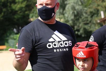 Trainer René Küpper mit Ringdebütant Telman Melkonyan (Boxclub Preetz). ???