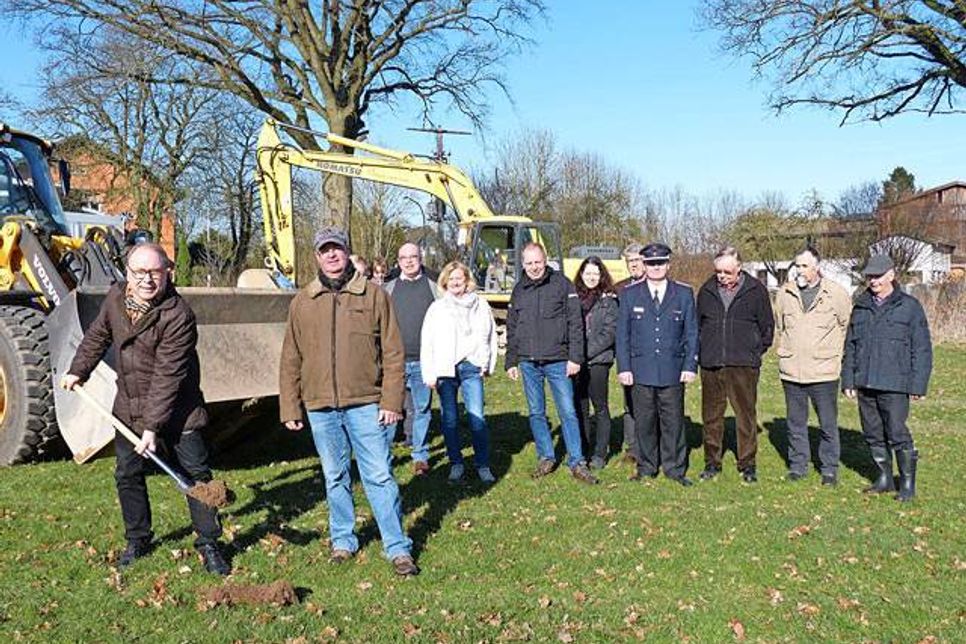 Traumhaft schönes Wetter und fröhliche Aufbruchsstimmung als gutes Omen beim Spatenstich für das neue Wohngebiet am Ortsrand von Liensfeld – 14 Baugrundstücke in herrlicher Lage entstehen hier.