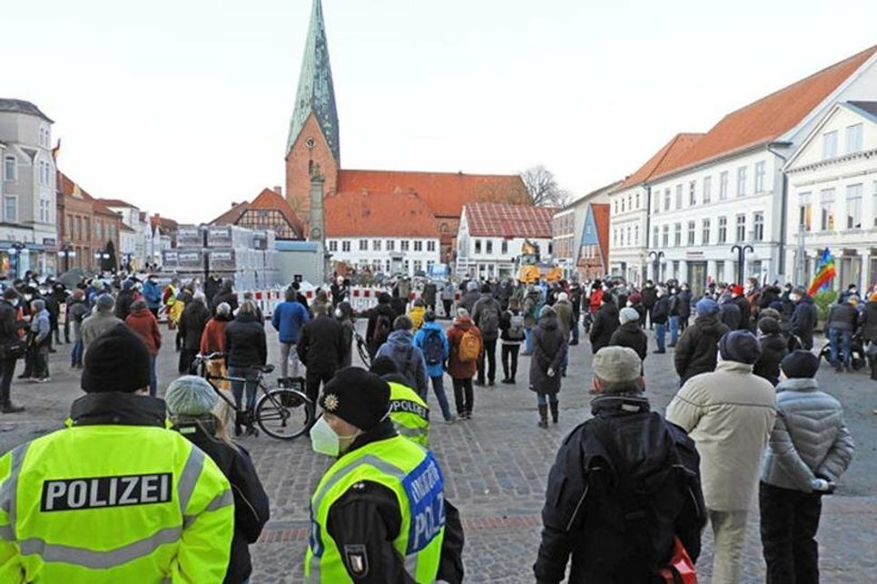 160 Eutiner*innen wollten den Marktplatz nicht den Spaziergänger*innen und schon gar nicht mitspazierenden Rechten überlassen.