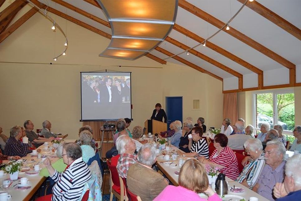 Beim letzten Seniorenfrühstück vor der Sommerpause ist die Bürgermeisterin zu Gast. Mit dem ersten Besuch dieser Art setzt Stockelsdorfs „neue“ Verwaltungschefin Julia Samtleben diese Tradition fort.  (Foto: Stefan Setje-Eilers)