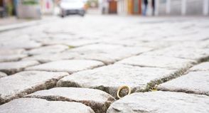 So in Neustadt passiert: Ein Mann gibt vor einen Ring zwischen dem Kopfsteinpflaster gefunden zu haben. Dann möchte er Finderlohn.
