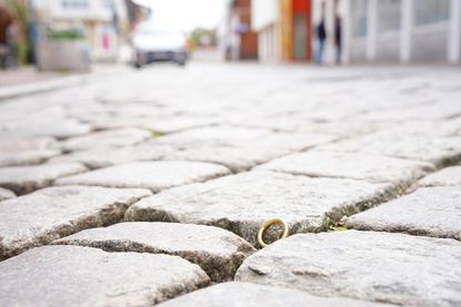 So in Neustadt passiert: Ein Mann gibt vor einen Ring zwischen dem Kopfsteinpflaster gefunden zu haben. Dann möchte er Finderlohn.