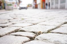 So in Neustadt passiert: Ein Mann gibt vor einen Ring zwischen dem Kopfsteinpflaster gefunden zu haben. Dann möchte er Finderlohn.
