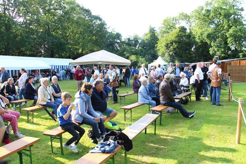 Schlemmen, feiern, mitfiebern vor schönster kulisse - das Sommerfest der Feuerwehr Cismar ist bei Einheimischen und Gästen