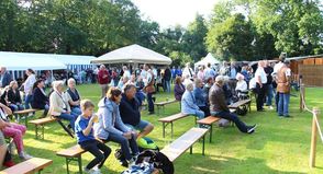 Schlemmen, feiern, mitfiebern vor schönster kulisse - das Sommerfest der Feuerwehr Cismar ist bei Einheimischen und Gästen